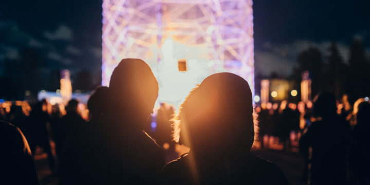 Lux Helsinki ordnas med säkerhetsavstånd på olika håll i stan